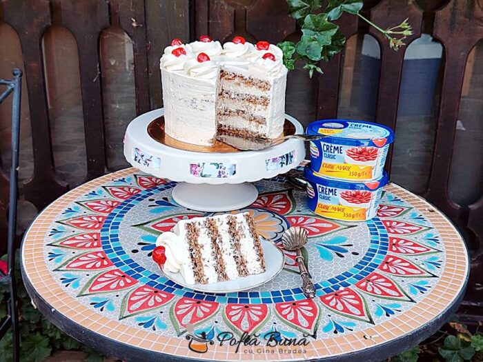 Carrot cake - tort cu morcovi si crema de branza Carrot cake - tort cu morcovi si crema de branza