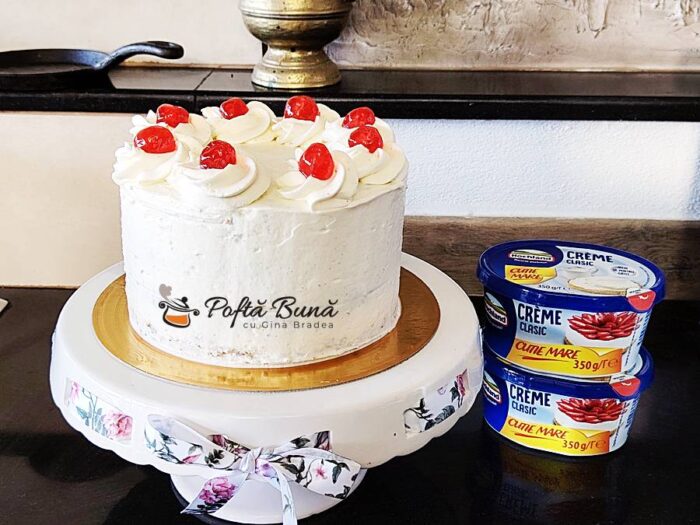 Carrot cake - tort cu morcovi si crema de branza Carrot cake - tort cu morcovi si crema de branza