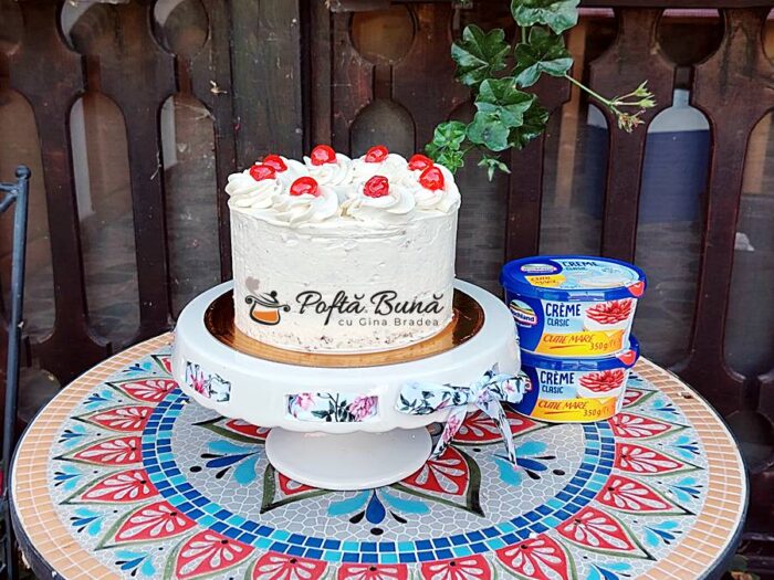 Carrot cake - tort cu morcovi si crema de branza Carrot cake - tort cu morcovi si crema de branza