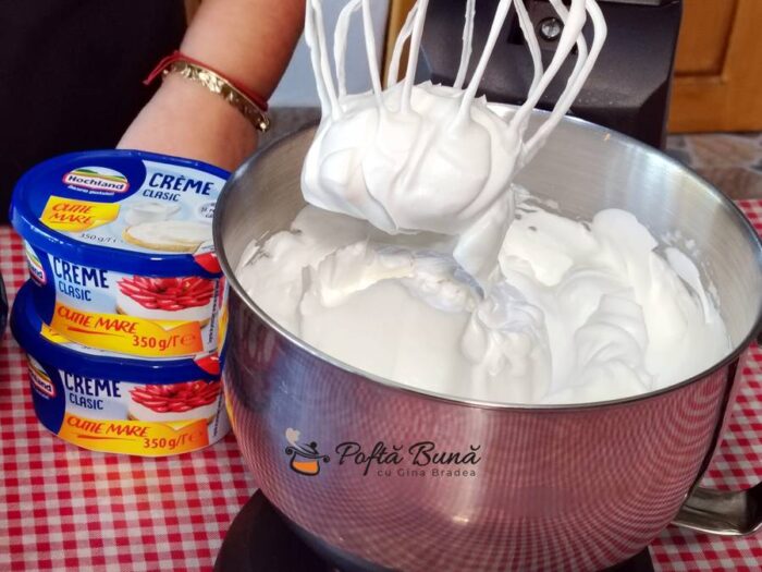 Carrot cake - tort cu morcovi si crema de branza Carrot cake tort de morcovi si crema de branza reteta gina bradea 3 700x525 - Carrot cake - tort cu morcovi si crema de branza