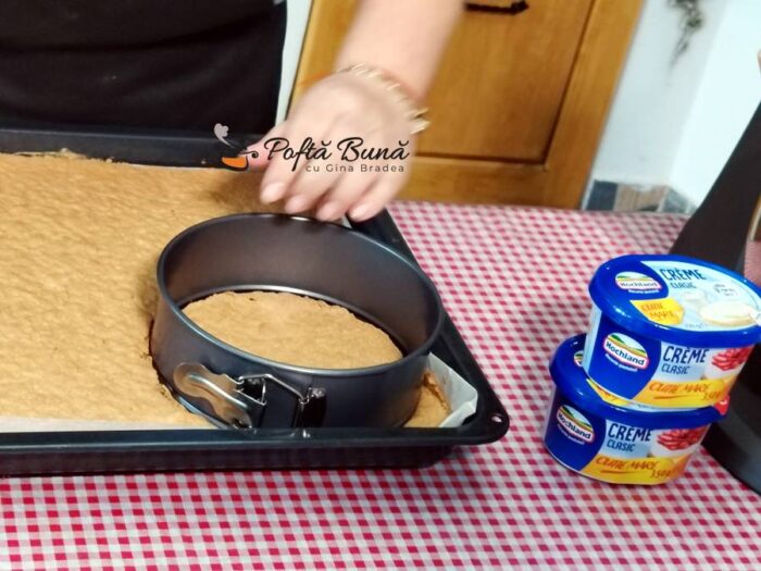 Carrot cake - tort cu morcovi si crema de branza Carrot cake tort de morcovi si crema de branza reteta gina bradea 6 700x525 - Carrot cake - tort cu morcovi si crema de branza