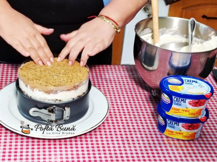 Carrot cake - tort cu morcovi si crema de branza Carrot cake - tort cu morcovi si crema de branza