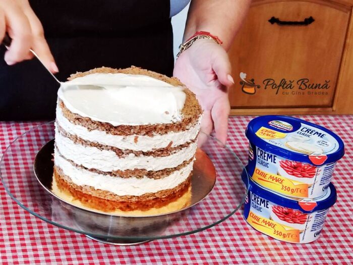 Carrot cake - tort cu morcovi si crema de branza Carrot cake - tort cu morcovi si crema de branza