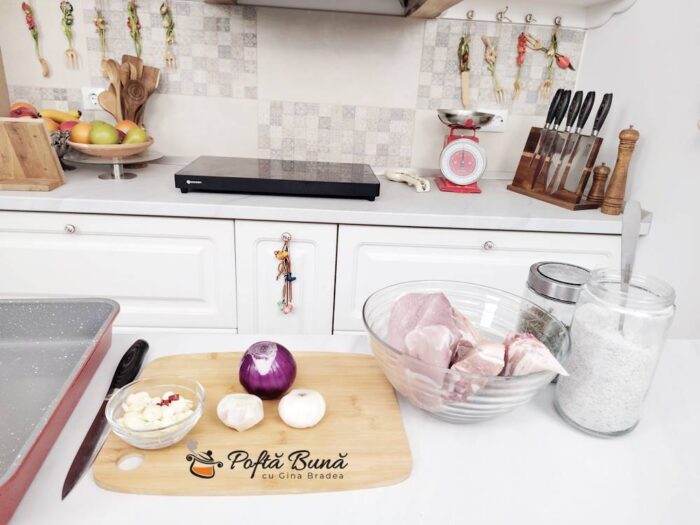 Friptura de porc reteta taraneasca Friptura taraneasca de porc cu ceapa usturoi untura reteta gina bradea 2 700x525 - Friptura de porc reteta taraneasca