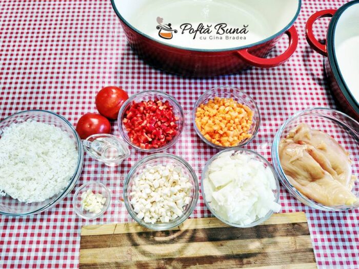 Pilaf de orez sarbesc cu piept de pui reteta gina bradea 2 700x525 - Pilaf sarbesc cu pui si legume