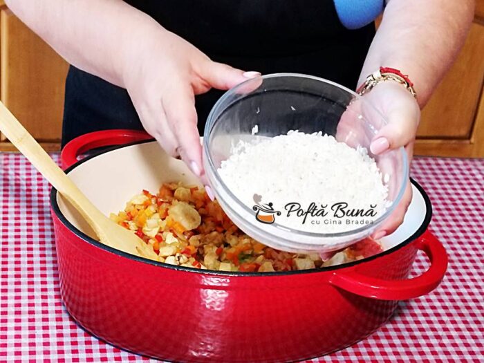 Pilaf de orez sarbesc cu piept de pui reteta gina bradea 9 700x525 - Pilaf sarbesc cu pui si legume