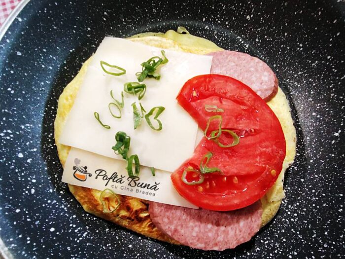 Sandvis cu omleta, salam si cascaval Sandvis cu omleta, salam si cascaval