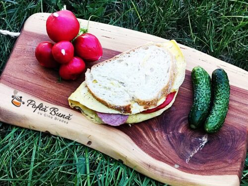 Sandvis cu omleta, salam si cascaval