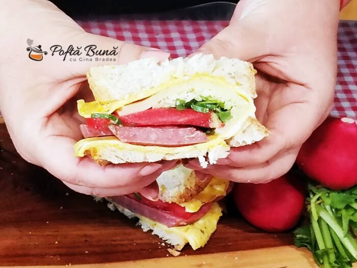 Sandvis cu omleta, salam si cascaval Sandvis cu omleta, salam si cascaval