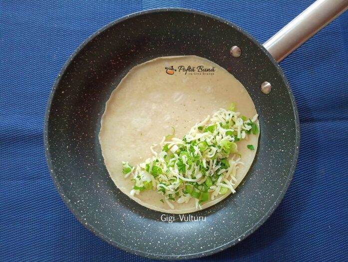 Placinte din aluat de clatite placinte aluat clatite reteta 1 697x525 - Placinte din aluat de clatite