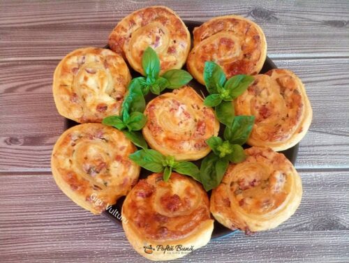 Index retete culinare rulouri foietaj crema branza mozzarella salam reteta 1 500x377 - Index retete culinare
