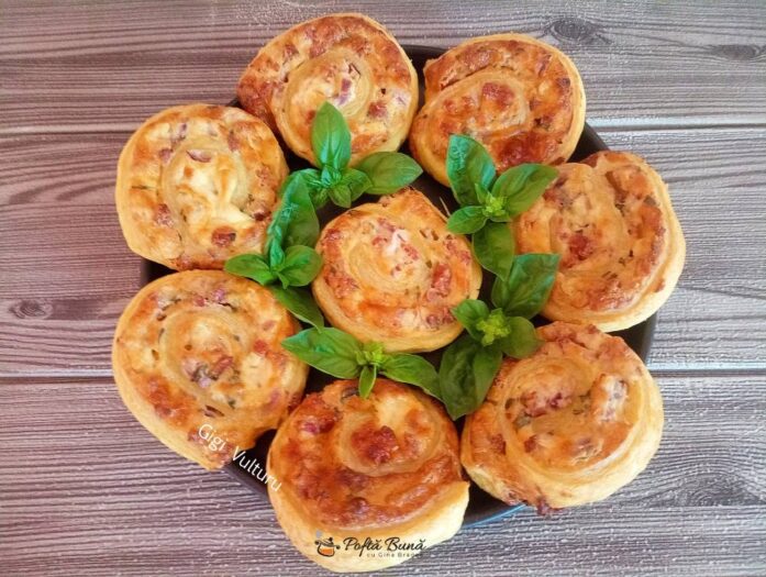 Rulouri din foietaj cu crema de branza, mozzarella si salam