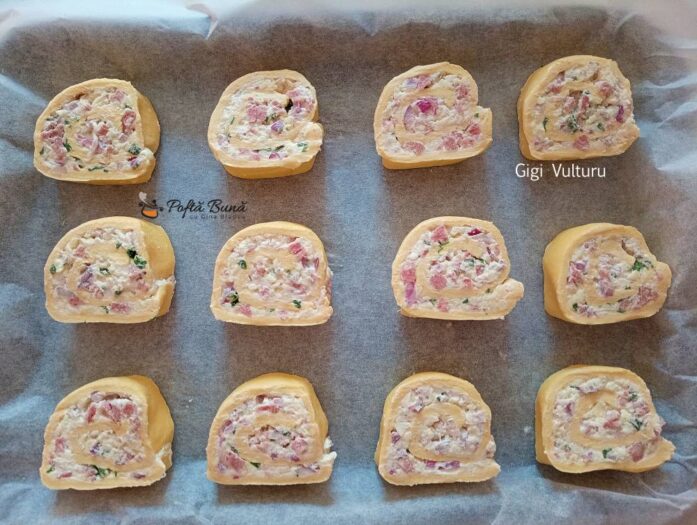 rulouri foietaj crema branza mozzarella salam reteta 3 697x525 - Rulouri din foietaj cu crema de branza, mozzarella si salam