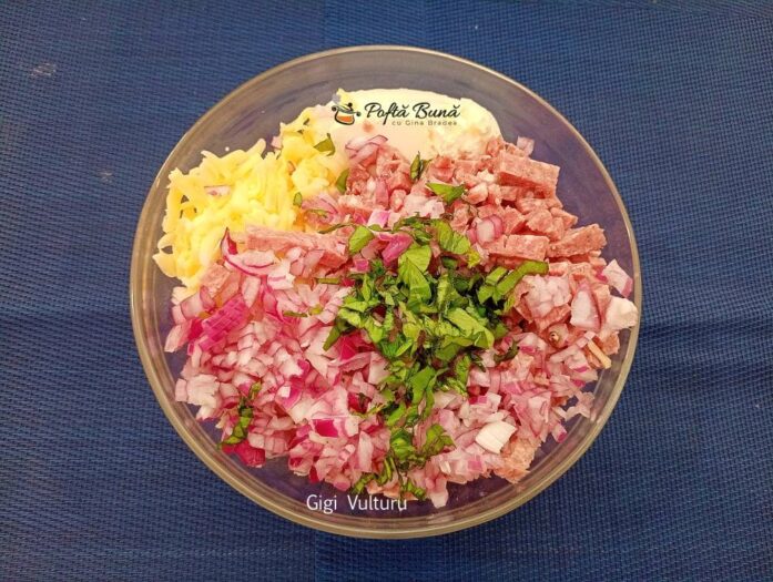 rulouri foietaj crema branza mozzarella salam reteta 4 697x525 - Rulouri din foietaj cu crema de branza, mozzarella si salam