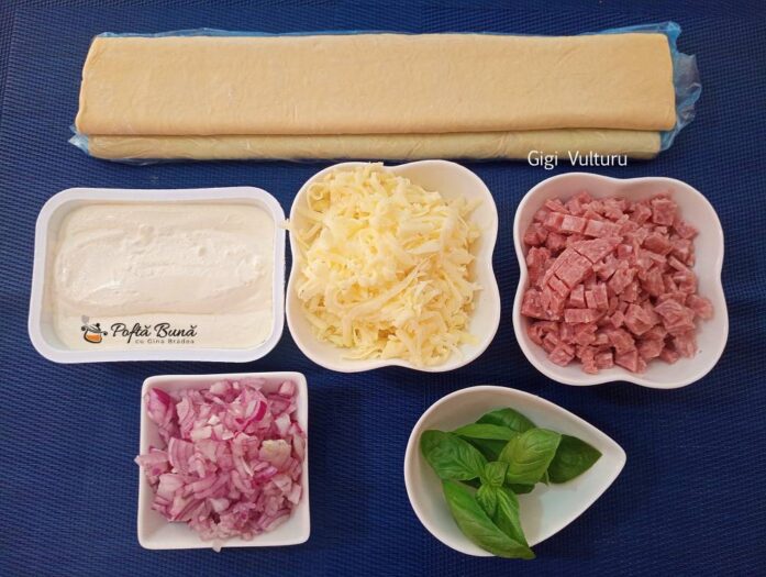 Rulouri din foietaj cu crema de branza, mozzarella si salam