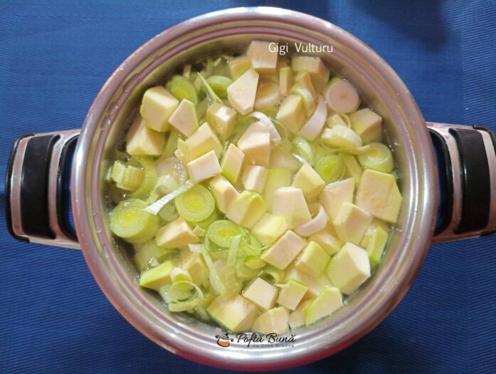 Supa crema de praz cu dovlecei supa crema praz dovlecei reteta gina bradea 1 697x525 - Supa crema de praz cu dovlecei