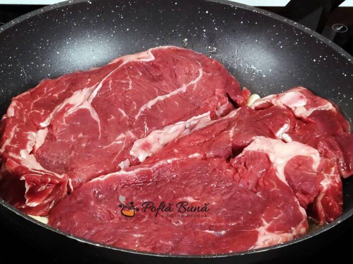 Carne de vita maturata la tigaie cu unt si rozmarin sparanghel reteta well done gina bradea 3 700x525 - Friptura de vita maturata la tigaie