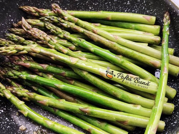 Carne de vita maturata la tigaie cu unt si rozmarin sparanghel reteta well done gina bradea 6 700x525 - Friptura de vita maturata la tigaie