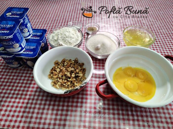 Prajitura pufoasa cu prune si iaurt Prajitura pufoasa cu prune si iaurt reteta gina bradea 1 700x525 - Prajitura pufoasa cu prune si iaurt