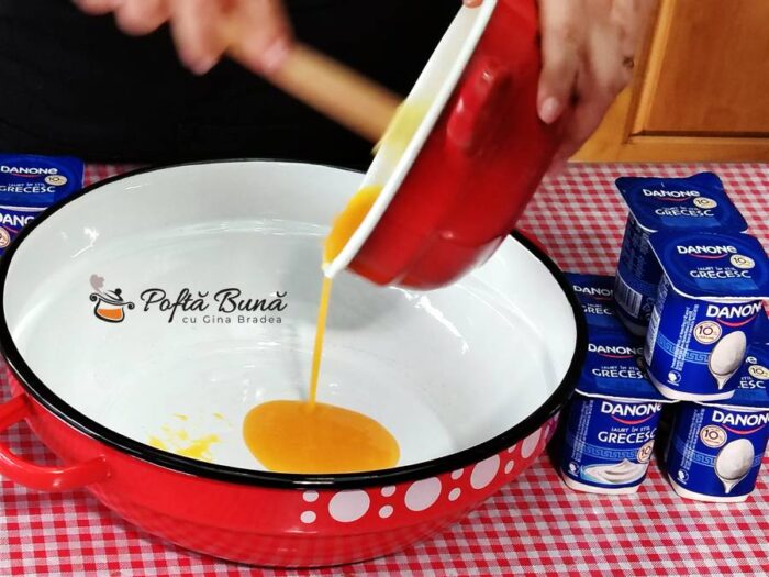 Prajitura pufoasa cu prune si iaurt Prajitura pufoasa cu prune si iaurt