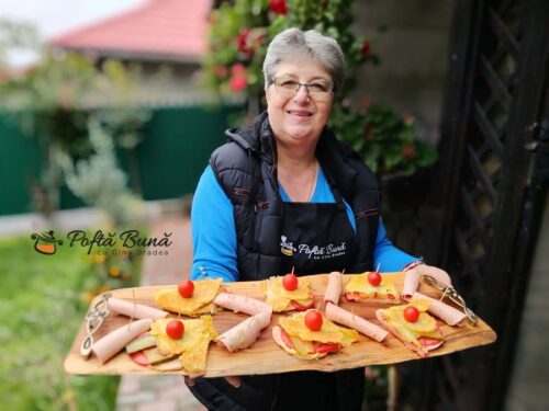 Sandvis cu parizer in crusta de cartofi cu parmezan