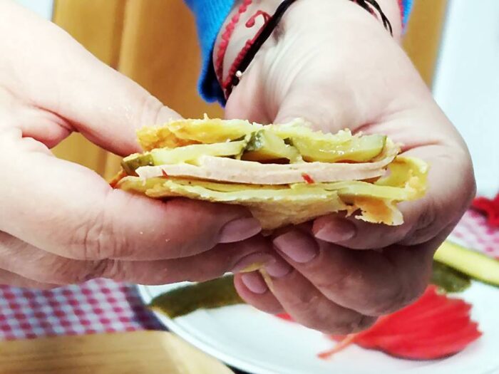 Sandvis cu parizer in crusta de cartofi cu parmezan reteta gina bradea 12 700x525 - Sandvis cu parizer in crusta de cartofi cu parmezan