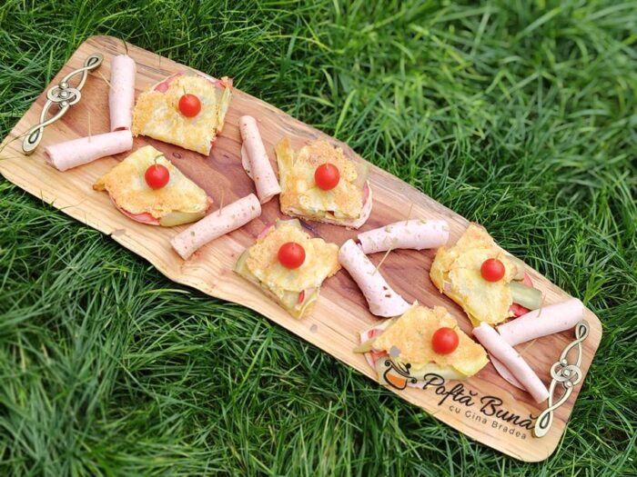 Sandvis cu parizer in crusta de cartofi cu parmezan