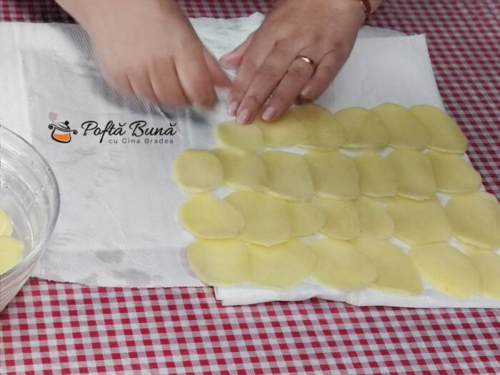 Sandvis cu parizer in crusta de cartofi cu parmezan reteta gina bradea 3 700x525 - Sandvis cu parizer in crusta de cartofi cu parmezan