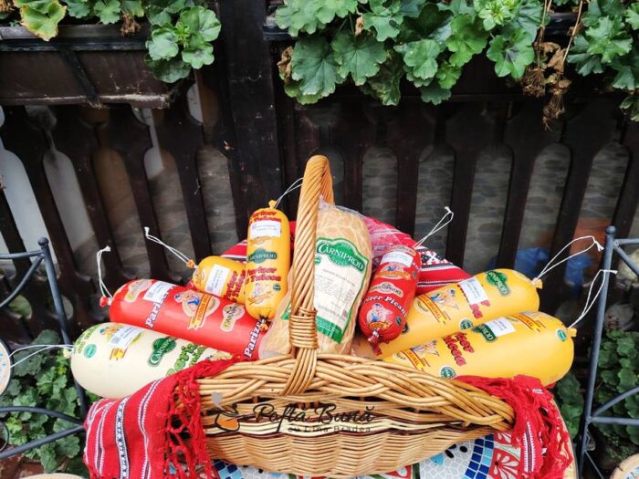 Sandvis cu parizer in crusta de cartofi cu parmezan reteta gina bradea 5 700x525 - Sandvis cu parizer in crusta de cartofi cu parmezan