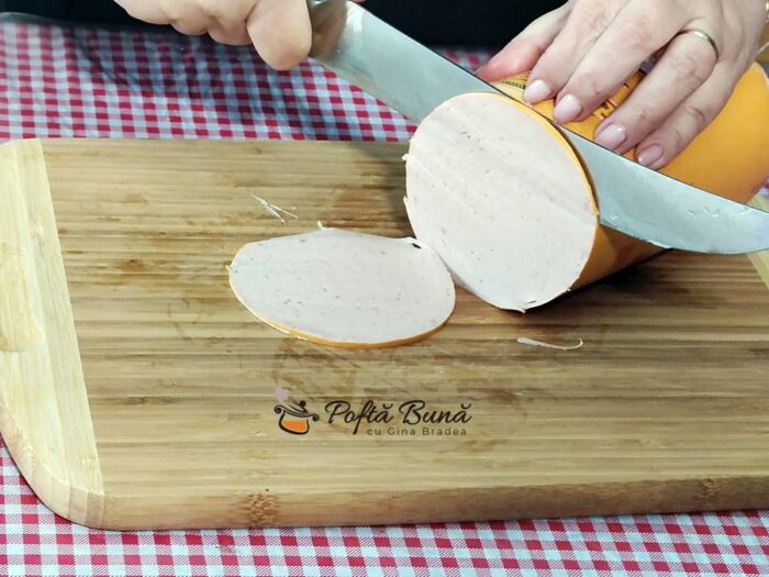 Sandvis cu parizer in crusta de cartofi cu parmezan