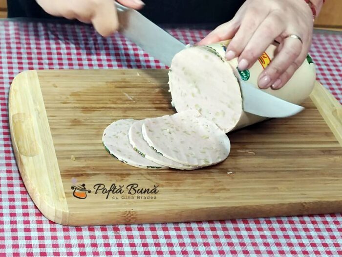 Sandvis cu parizer in crusta de cartofi cu parmezan reteta gina bradea 9 700x525 - Sandvis cu parizer in crusta de cartofi cu parmezan