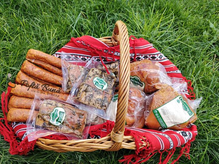 Varza cu ciolan afumat si carnati Varza cu ciolan afumat si carnati reteta traditionala moldovenesca dobrogeana gina bradea 2 700x525 - Varza cu ciolan afumat si carnati