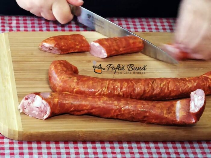 Varza cu ciolan afumat si carnati Varza cu ciolan afumat si carnati reteta traditionala moldovenesca dobrogeana gina bradea 3 700x525 - Varza cu ciolan afumat si carnati