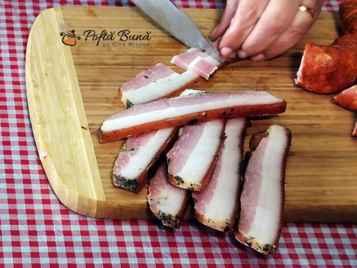 Varza cu ciolan afumat si carnati Varza cu ciolan afumat si carnati reteta traditionala moldovenesca dobrogeana gina bradea 4 700x525 - Varza cu ciolan afumat si carnati