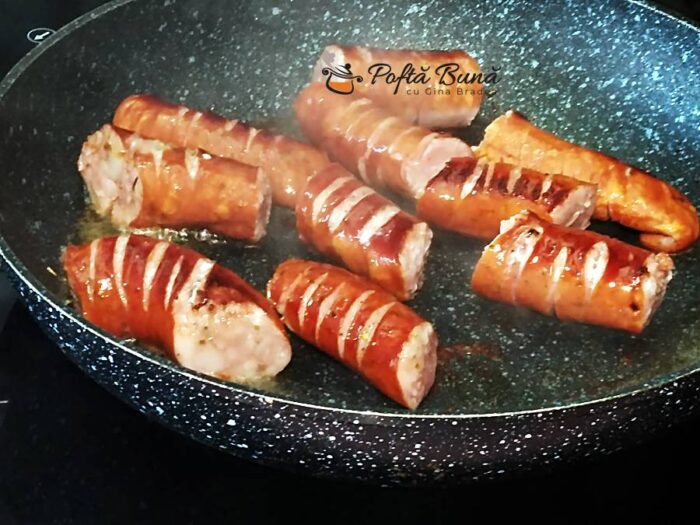 Varza cu ciolan afumat si carnati Varza cu ciolan afumat si carnati