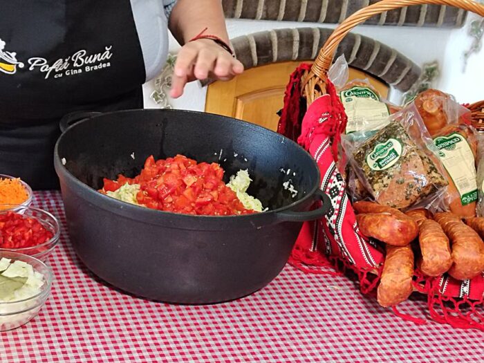 Varza cu ciolan afumat si carnati Varza cu ciolan afumat si carnati