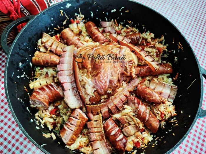 Varza cu ciolan afumat si carnati Varza cu ciolan afumat si carnati