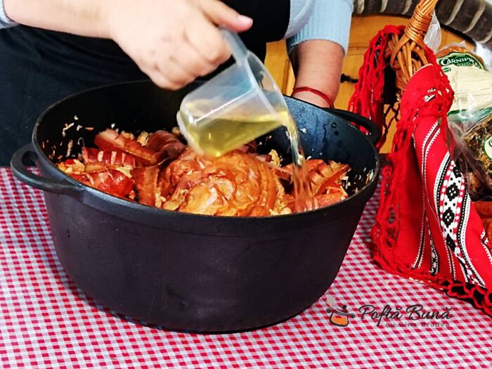 Varza cu ciolan afumat si carnati Varza cu ciolan afumat si carnati