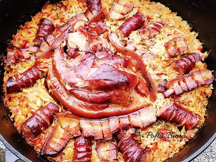 Varza cu ciolan afumat si carnati Varza cu ciolan afumat si carnati