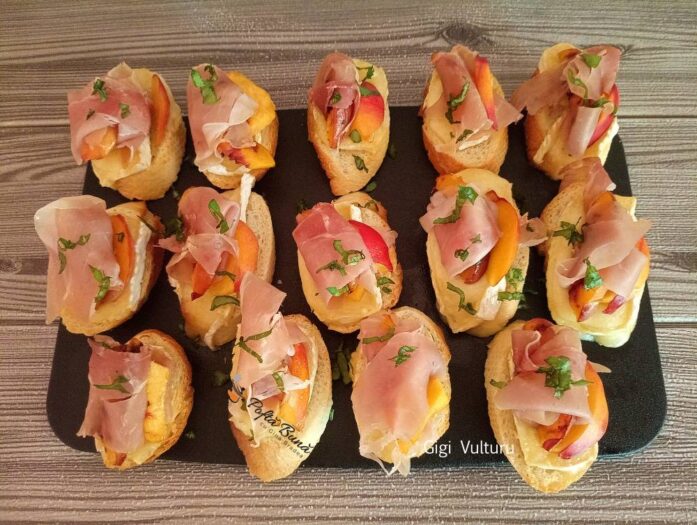 Bruschete cu branza brie, prosciutto si nectarine Bruschete cu branza brie, prosciutto si nectarine