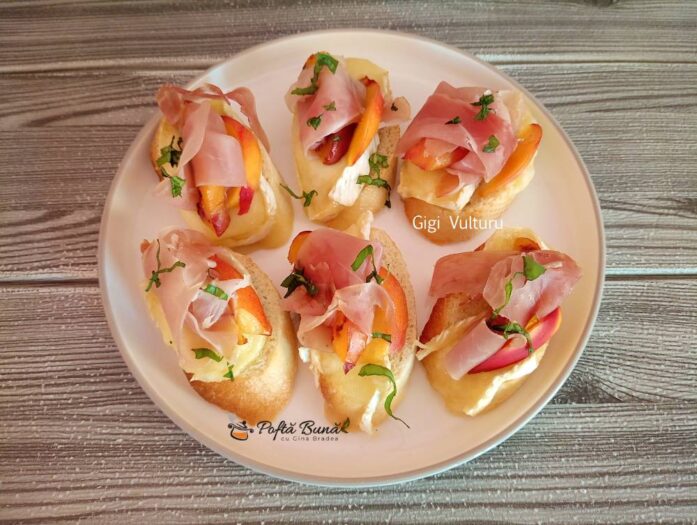 Bruschete cu branza brie, prosciutto si nectarine Bruschete cu branza brie, prosciutto si nectarine