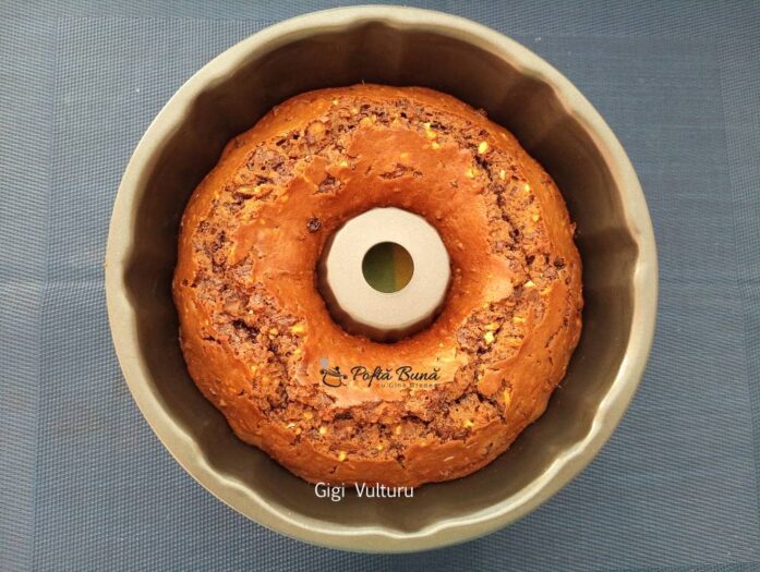 Chec cu cafea si ciocolata insiropat cu lapte chec cu cafea si ciocolata insiropat lapte reteta gina bradea 1 697x525 - Chec cu cafea si ciocolata insiropat cu lapte