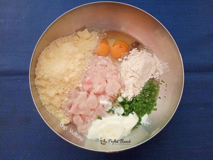 Chiftele din piept de pui cu cascaval si iaurt chiftele pui cu cascaval si iaurt reteta 1 697x525 - Chiftele din piept de pui cu cascaval si iaurt