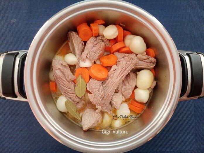 coaste porc ceapa morcovi reteta gina bradea 1 697x525 - Coaste de porc cu ceapa si morcovi