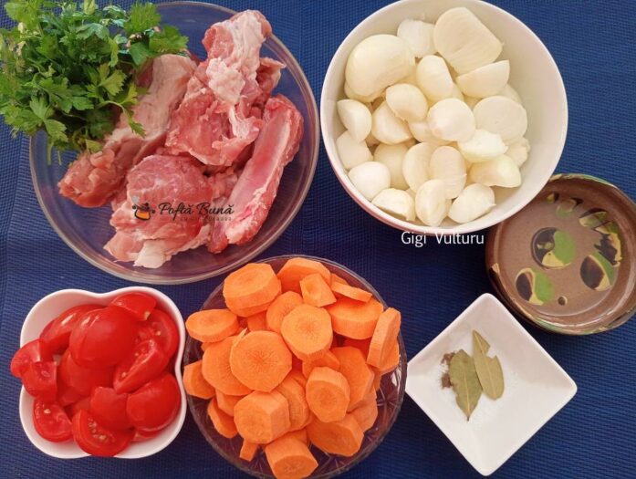 Coaste de porc cu ceapa si morcovi