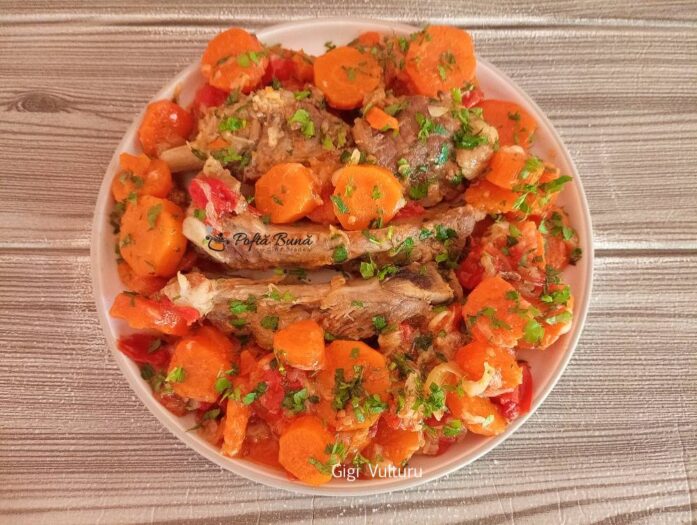 Coaste de porc cu ceapa si morcovi