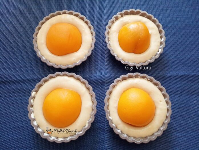 Mini tarte cu piersici din compot minitarte piersici compot reteta gina bradea 1 697x525 - Mini tarte cu piersici din compot