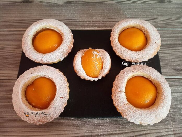 Mini tarte cu piersici din compot minitarte piersici compot reteta gina bradea 2 697x525 - Mini tarte cu piersici din compot