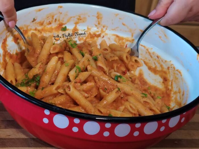 paste cu rosii si branza la cuptor reteta gina bradea 1 700x525 - Paste cu rosii si branza la cuptor