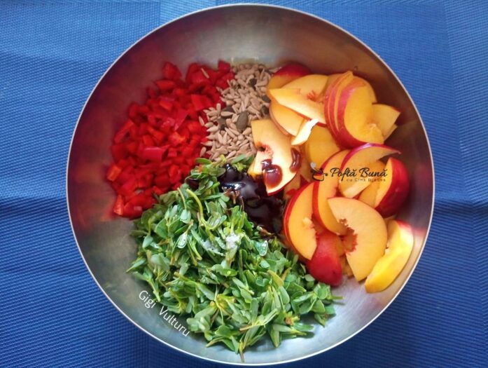 Salata de iarba grasa, nectarine si ardei salata iarba grasa nectarine ardei reteta gina bradea 1 697x525 - Salata de iarba grasa, nectarine si ardei